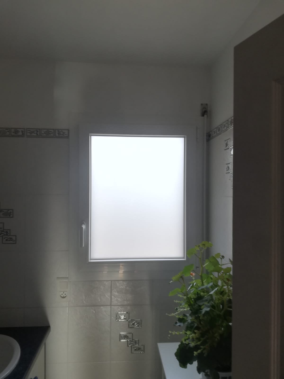 Pose fenêtre salle de bain alu et verre dépoli