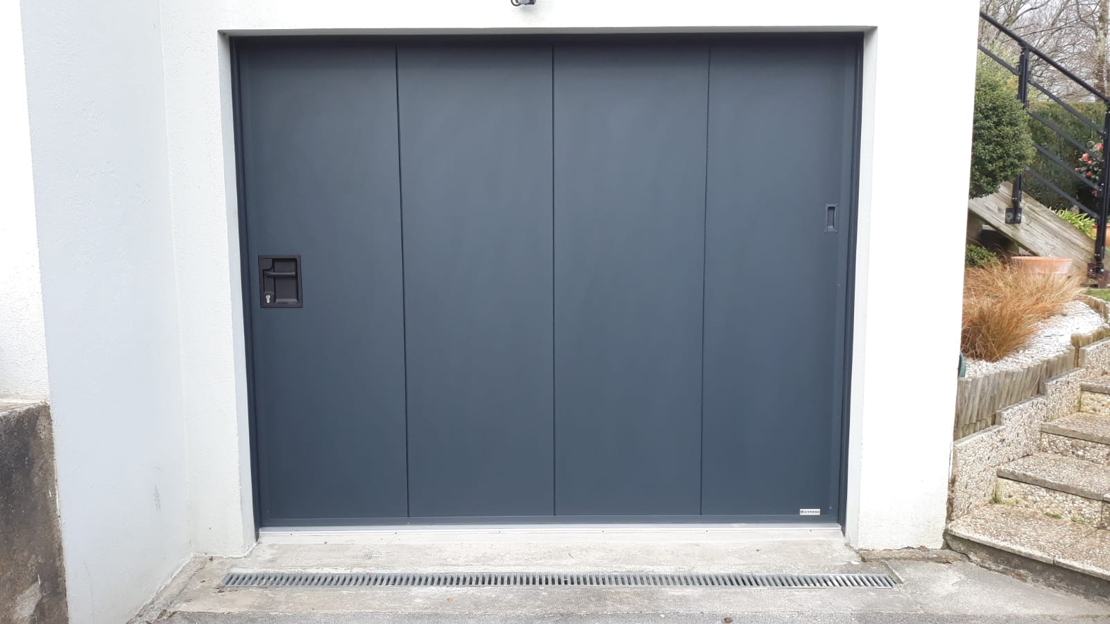 Porte de garage manuelle à déplacement latéral avec portillon Hennebont